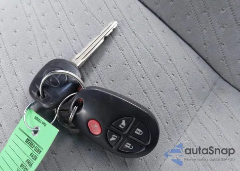 2015 Toyota Sienna Le 8 Passenger z USA, uszkodzony, nr VIN 5TDKK3DC1FS616613